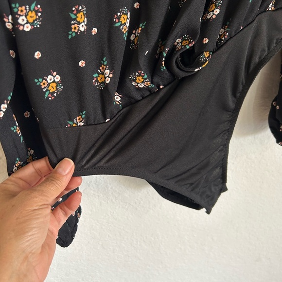 💰PRICE ⬇️
BY DESIGN • Black Floral Bodysuit • sz Large • - Picture 7 of 7